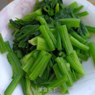 鸡蛋虾仁炒生菠菜杆的做法步调：2