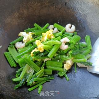 鸡蛋虾仁炒生菠菜杆的做法步调：9