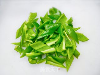 青椒胡萝卜炒肉的做法步调：3