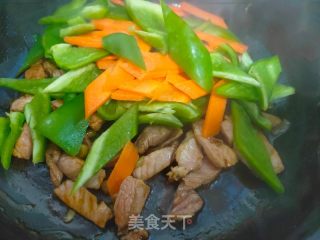青椒胡萝卜炒肉的做法步调：6
