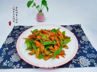 青椒胡萝卜炒肉的做法步调：1