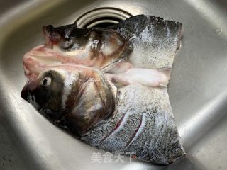 鲢鱼头烧粉皮的做法步调：1