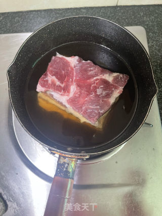 卤扣肉的做法步调：2