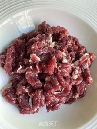 牛肉炒荷兰豆的做法步调：1