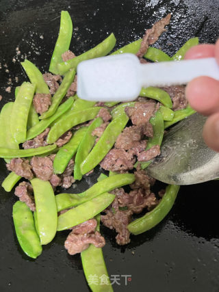 牛肉炒荷兰豆的做法步调：8