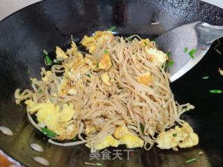 金针菇炒鸡蛋的做法步调：6