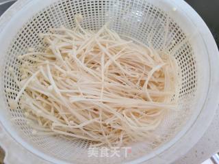 金针菇炒鸡蛋的做法步调：2