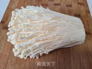 金针菇炒鸡蛋的做法步调：1