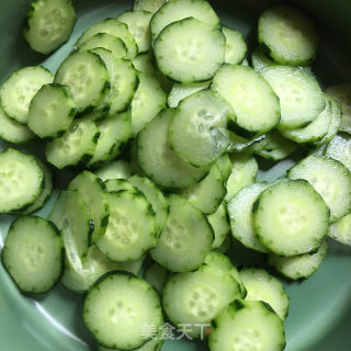 凉拌黄瓜片的做法步调：2