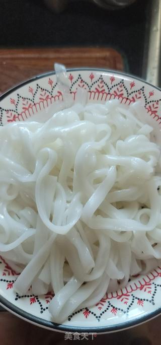 肉丝辣椒炒河粉的做法步调：1