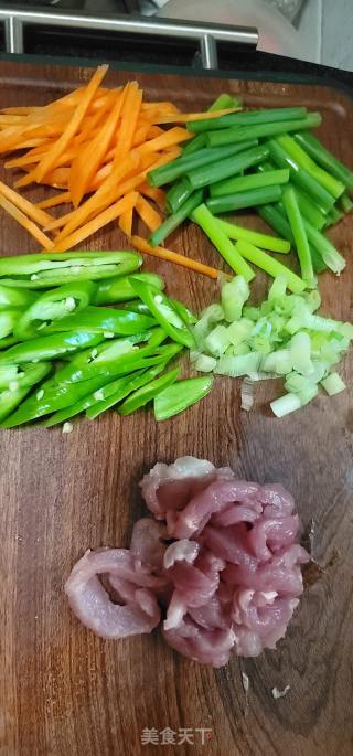 肉丝辣椒炒河粉的做法步调：4