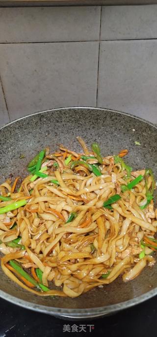 肉丝辣椒炒河粉的做法步调：9