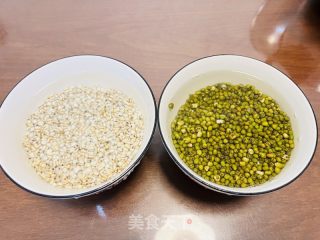芒种时节吃绿豆系列煮了绿豆薏米糖火的做法步调：1