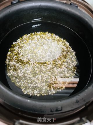 芒种时节吃绿豆系列煮了绿豆薏米糖火的做法步调：2