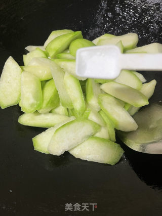 花甲炒丝瓜的做法步调：5