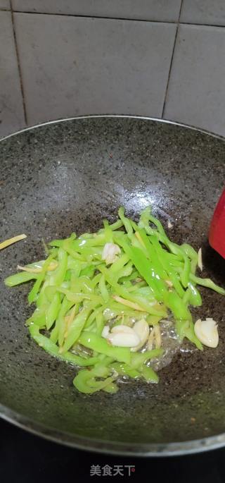 青椒炒蛏王肉的做法步调：11