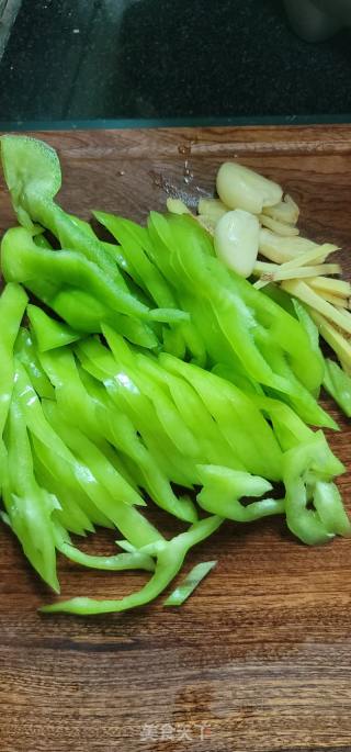 青椒炒蛏王肉的做法步调：8