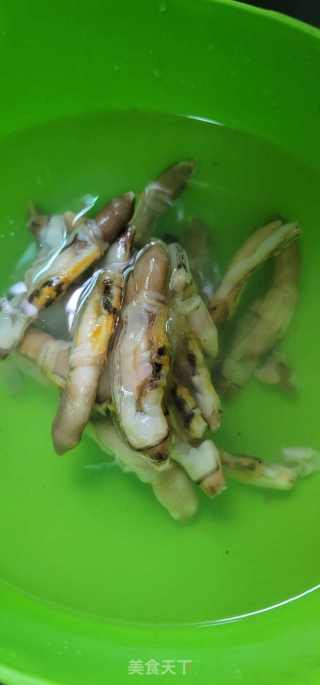 青椒炒蛏王肉的做法步调：1