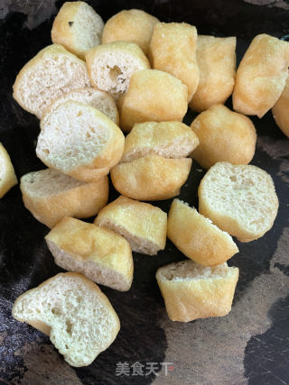 油豆腐炒肉沫的做法步调：1