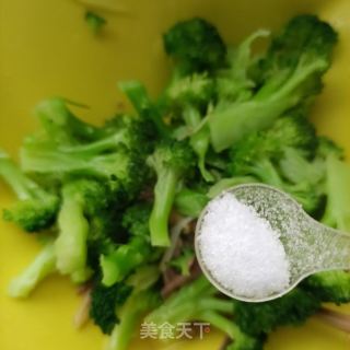 鸽胸肉拌西兰花的做法步调：7