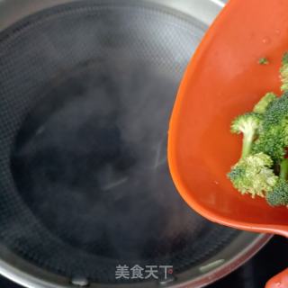 鸽胸肉拌西兰花的做法步调：1