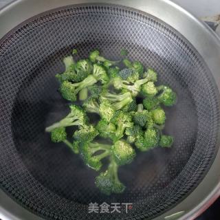 鸽胸肉拌西兰花的做法步调：2