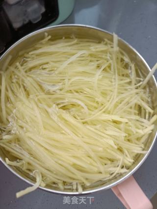 杭椒炒土豆的做法步调：1