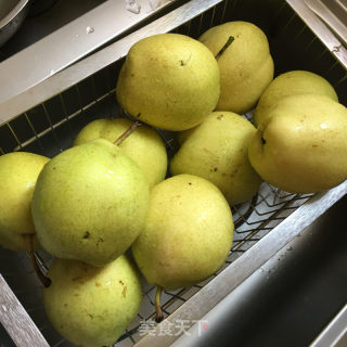 喷鼻梨汁的做法步调：1