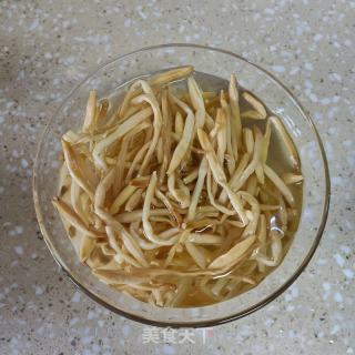 黄花菜蒸滑肉的做法步调：3
