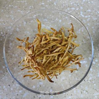 黄花菜蒸滑肉的做法步调：1