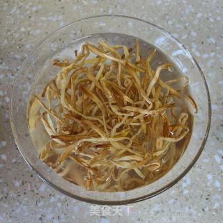 黄花菜蒸滑肉的做法步调：2