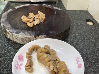 肥肠卷年夜葱的做法步调：3