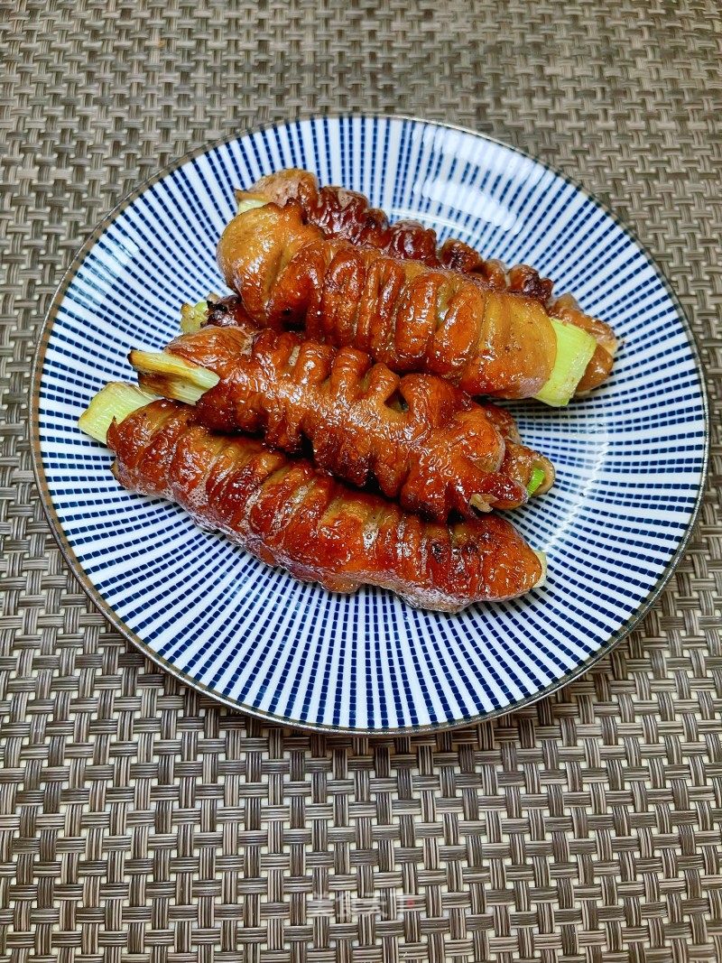 肥肠卷年夜葱的做法