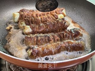 肥肠卷年夜葱的做法步调：9