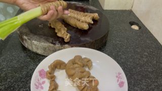 肥肠卷年夜葱的做法步调：5
