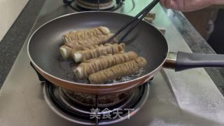 肥肠卷年夜葱的做法步调：7