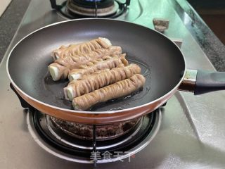 肥肠卷年夜葱的做法步调：6