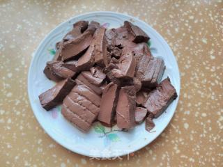 鸭血粉丝汤的做法步调：3