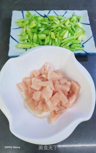 鸡胸肉炒芹菜的做法步调：2