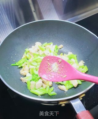 鸡胸肉炒芹菜的做法步调：10