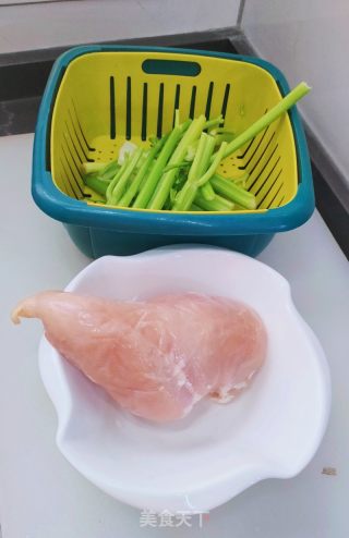 鸡胸肉炒芹菜的做法步调：1