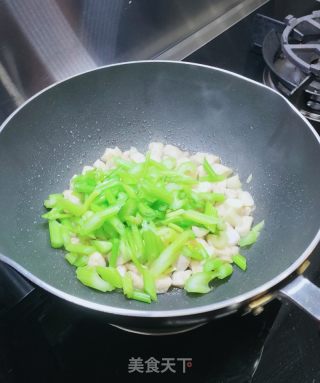 鸡胸肉炒芹菜的做法步调：9