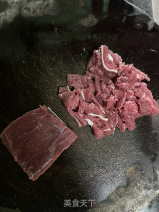 洋葱炒牛肉的做法步调：1