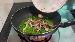 蒜苔炒干鱿鱼的做法步调：10