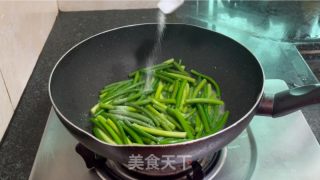 蒜苔炒干鱿鱼的做法步调：8