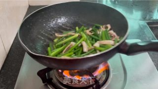 蒜苔炒干鱿鱼的做法步调：11