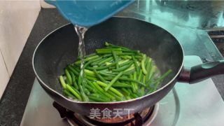 蒜苔炒干鱿鱼的做法步调：9