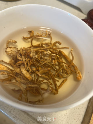 虫草花蒸鸡的做法步调：1