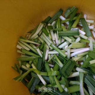 韭菜炒陈贝的做法步调：2