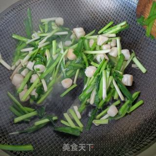 韭菜炒陈贝的做法步调：10